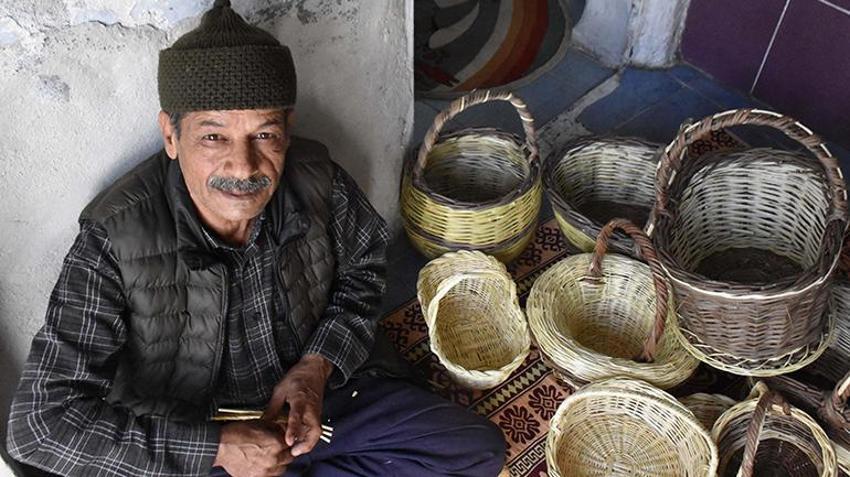 İzmir'de mesleğinin son temsilcisi sepetçi, zamana direnerek tarihi mesleği koruyor