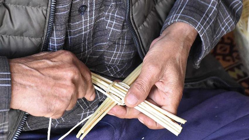 İzmir'de mesleğinin son temsilcisi sepetçi, zamana direnerek tarihi mesleği koruyor
