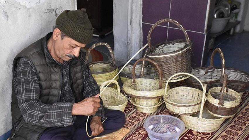İzmir'de mesleğinin son temsilcisi sepetçi, zamana direnerek tarihi mesleği koruyor