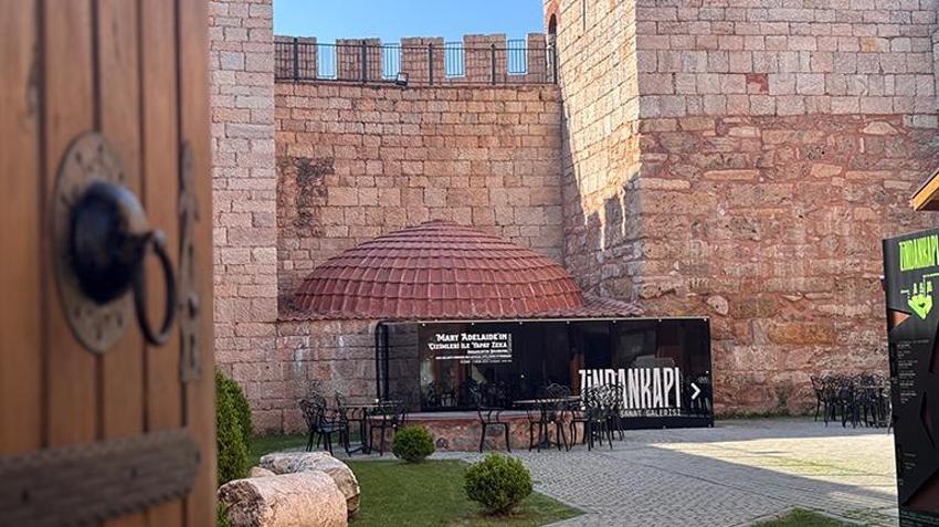 Bir zamanlar insanların önünden bile geçmeye korktuğu Zindankapı, artık görülmek için sıraya girilen bir mekan haline geldi.