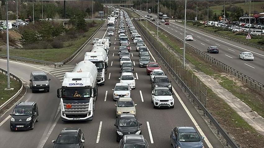 Bayramın son gününde tatilcilerin İstanbul'a göçü başladı! TEM ve Anadolu Otoyolu'nda trafik durma noktasına geldi