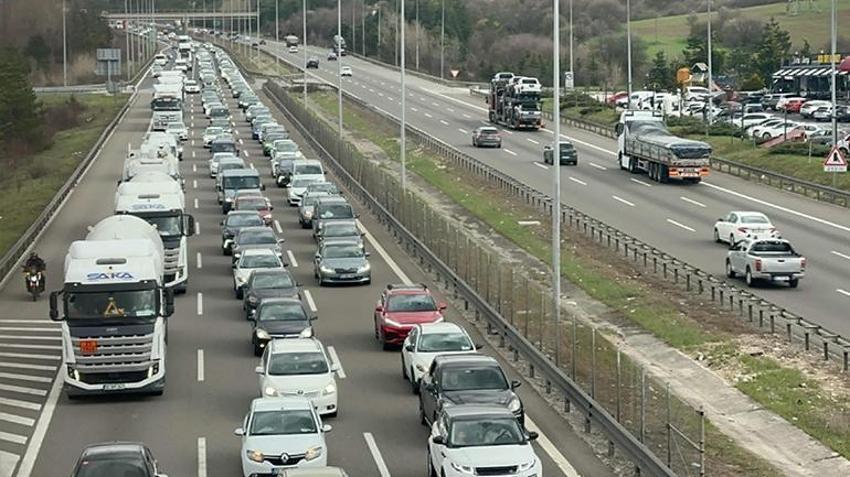 Bayramın son gününde tatilcilerin İstanbul'a göçü başladı! TEM ve Anadolu Otoyolu'nda trafik durma noktasına geldi