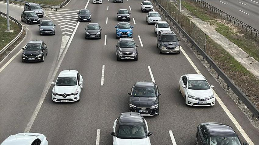 Bayramın son gününde tatilcilerin İstanbul'a göçü başladı! TEM ve Anadolu Otoyolu'nda trafik durma noktasına geldi
