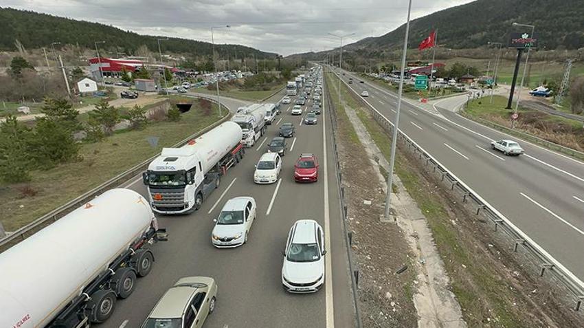 Bayramın son gününde tatilcilerin İstanbul'a göçü başladı! TEM ve Anadolu Otoyolu'nda trafik durma noktasına geldi