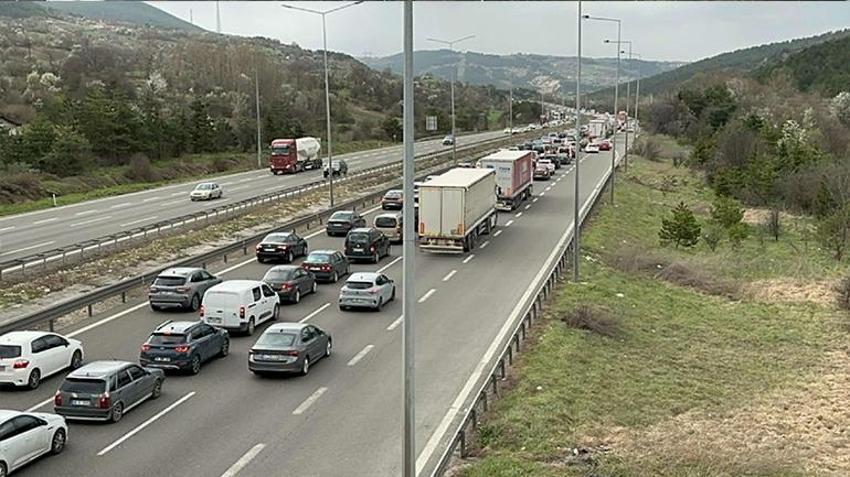 Bayramın son gününde tatilcilerin İstanbul'a göçü başladı! TEM ve Anadolu Otoyolu'nda trafik durma noktasına geldi