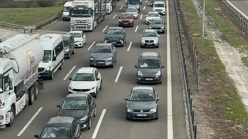 Bayramın son gününde tatilcilerin İstanbul'a göçü başladı! TEM ve Anadolu Otoyolu'nda trafik durma noktasına geldi