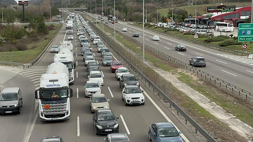 Bayramın son gününde tatilcilerin İstanbul'a göçü başladı! TEM ve Anadolu Otoyolu'nda trafik durma noktasına geldi