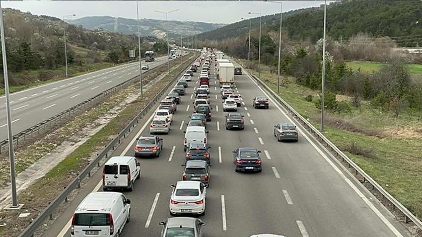 Bayramın son gününde tatilcilerin İstanbul'a göçü başladı! TEM ve Anadolu Otoyolu'nda trafik durma noktasına geldi