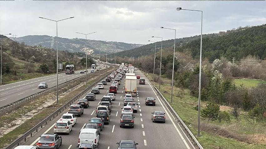 Bayramın son gününde tatilcilerin İstanbul'a göçü başladı! TEM ve Anadolu Otoyolu'nda trafik durma noktasına geldi
