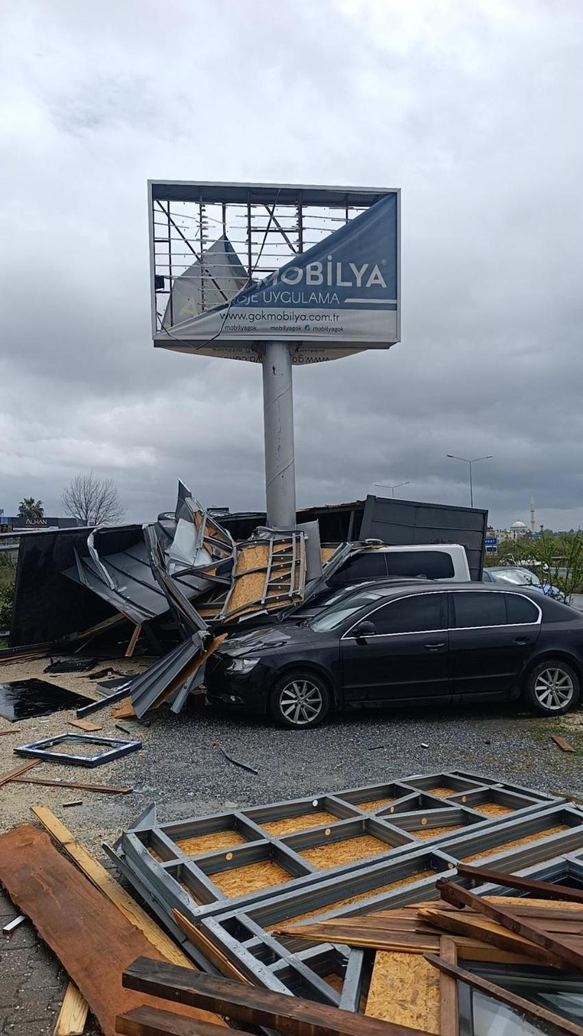 Antalya'yı hortum dehşeti!  2 tonluk bungalovu 30 metre sürükledi, 9 araba hurdaya döndü