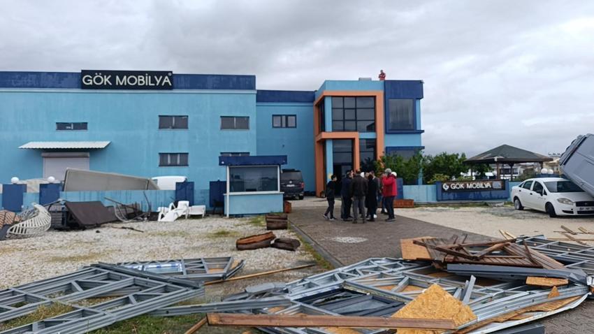 Antalya'yı hortum dehşeti!  2 tonluk bungalovu 30 metre sürükledi, 9 araba hurdaya döndü