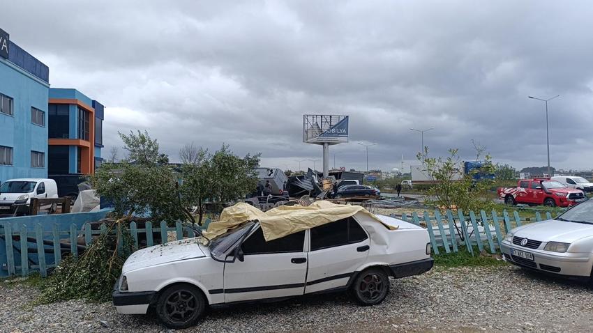 Antalya'yı hortum dehşeti!  2 tonluk bungalovu 30 metre sürükledi, 9 araba hurdaya döndü