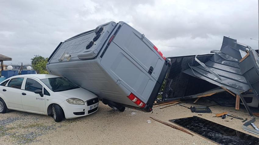 Antalya'yı hortum dehşeti!  2 tonluk bungalovu 30 metre sürükledi, 9 araba hurdaya döndü