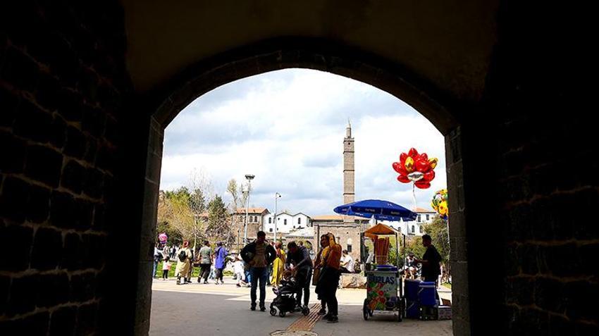 Diyarbakır, Ramazan Bayramı tatilinde yerli ve yabancı turistlerin ilgi odağı oldu