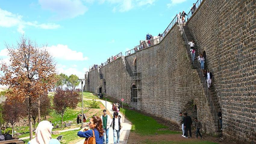 Diyarbakır, Ramazan Bayramı tatilinde yerli ve yabancı turistlerin ilgi odağı oldu