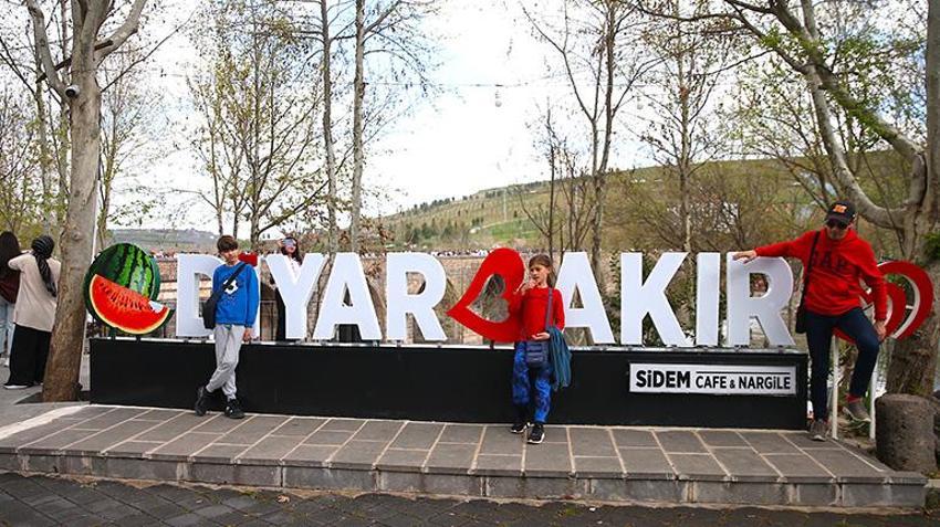 Diyarbakır, Ramazan Bayramı tatilinde yerli ve yabancı turistlerin ilgi odağı oldu