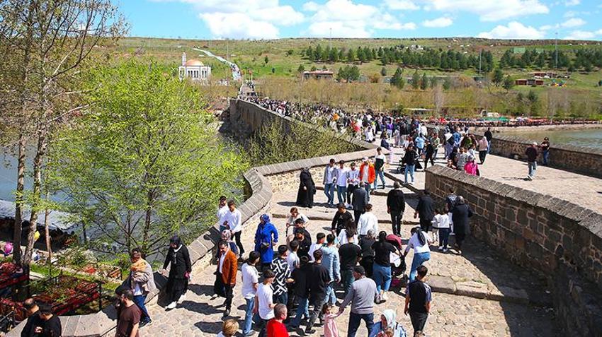 Diyarbakır, Ramazan Bayramı tatilinde yerli ve yabancı turistlerin ilgi odağı oldu