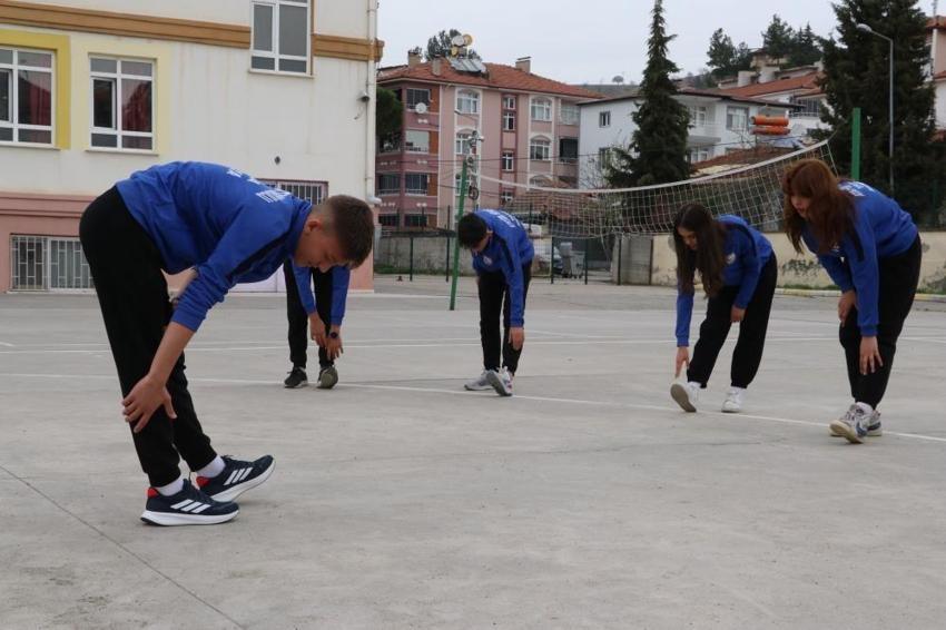 Spor salonu yok, 11 yıldır şampiyon oluyorlar! Okulun öğrencileri başarıdan başarıya koşuyor
