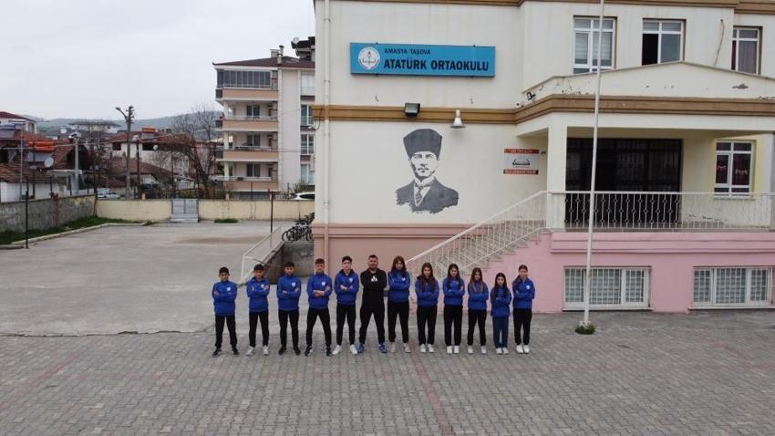Spor salonu yok, 11 yıldır şampiyon oluyorlar! Okulun öğrencileri başarıdan başarıya koşuyor

