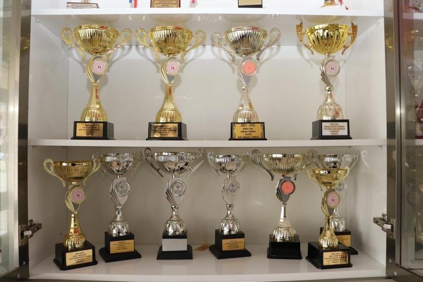 Spor salonu yok, 11 yıldır şampiyon oluyorlar! Okulun öğrencileri başarıdan başarıya koşuyor
