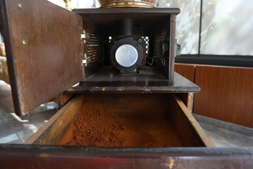 100 yıllık kahve makinesi görenlere nostaljiyi yaşatıyor