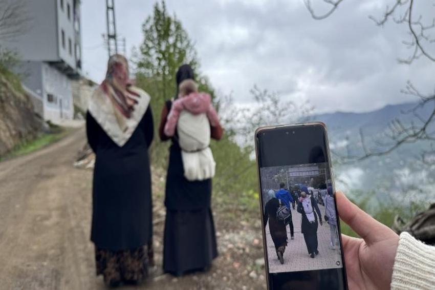 Sırtında taşıdığı bebekle maça giden kadının bordo-mavi sevgisi
