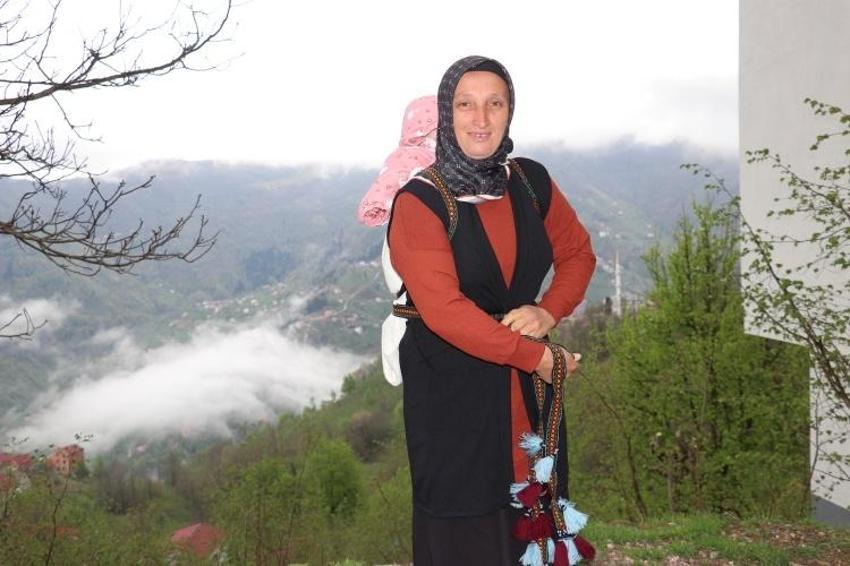 Sırtında taşıdığı bebekle maça giden kadının bordo-mavi sevgisi
