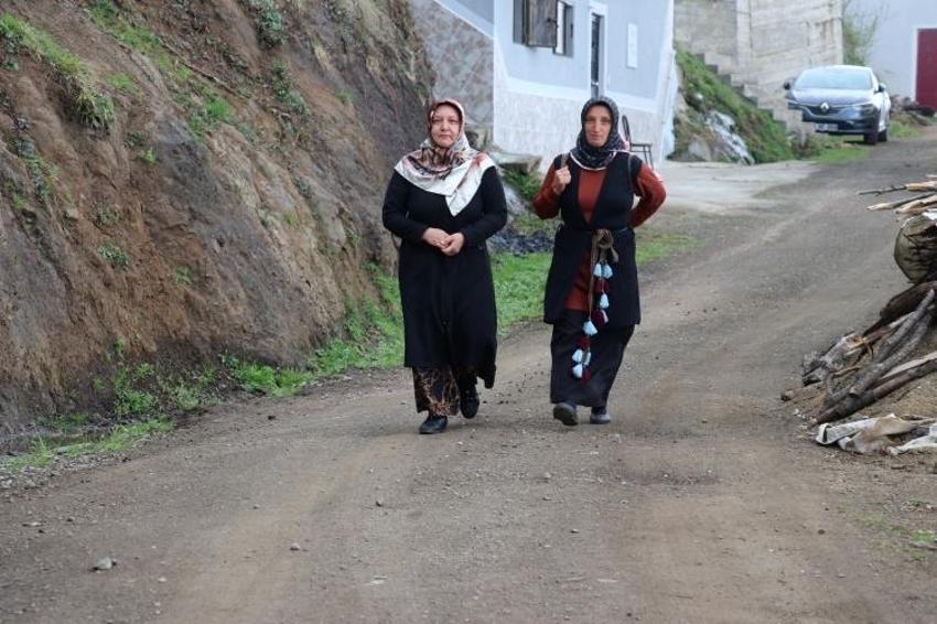 Sırtında taşıdığı bebekle maça giden kadının bordo-mavi sevgisi
