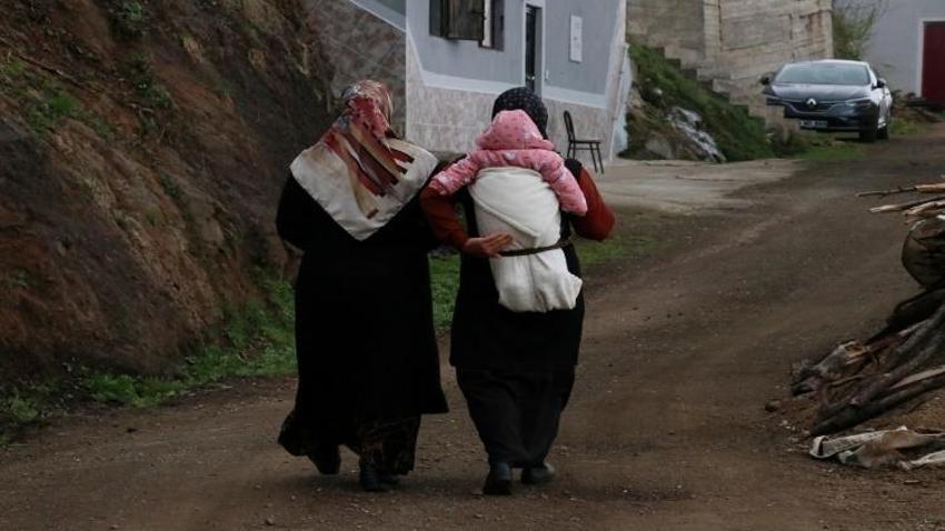Sırtında taşıdığı bebekle maça giden kadının bordo-mavi sevgisi
