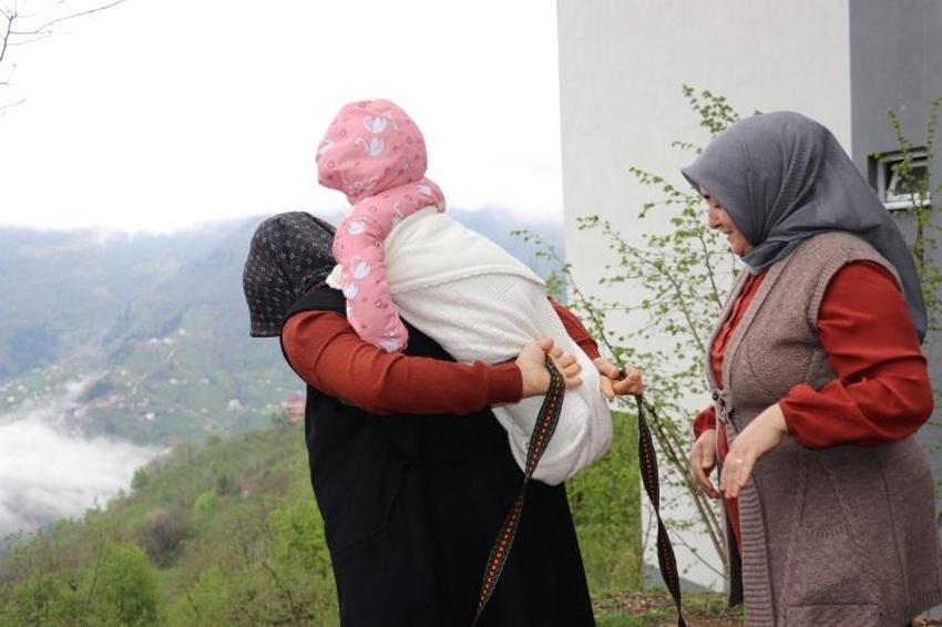 Sırtında taşıdığı bebekle maça giden kadının bordo-mavi sevgisi
