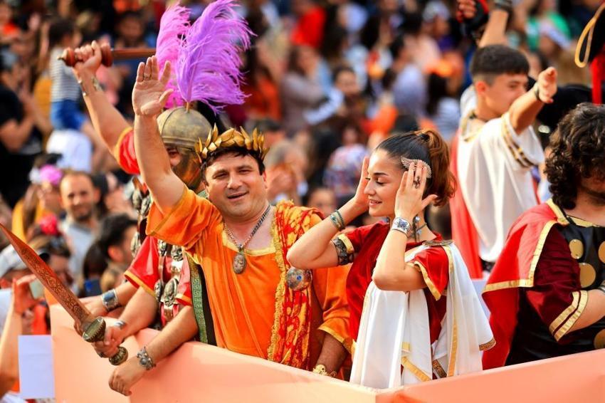 Türkiye'nin ilk ve tek karnavalı 13. kez kapılarını açtı! Dünyanın her yerinden akın ediyorlar: Festival coşkusu her yerde