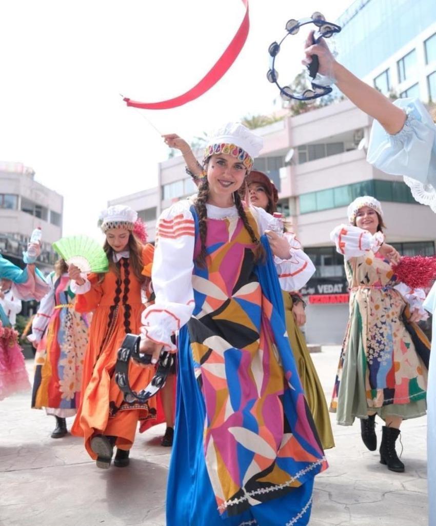 Türkiye'nin ilk ve tek karnavalı 13. kez kapılarını açtı! Dünyanın her yerinden akın ediyorlar: Festival coşkusu her yerde