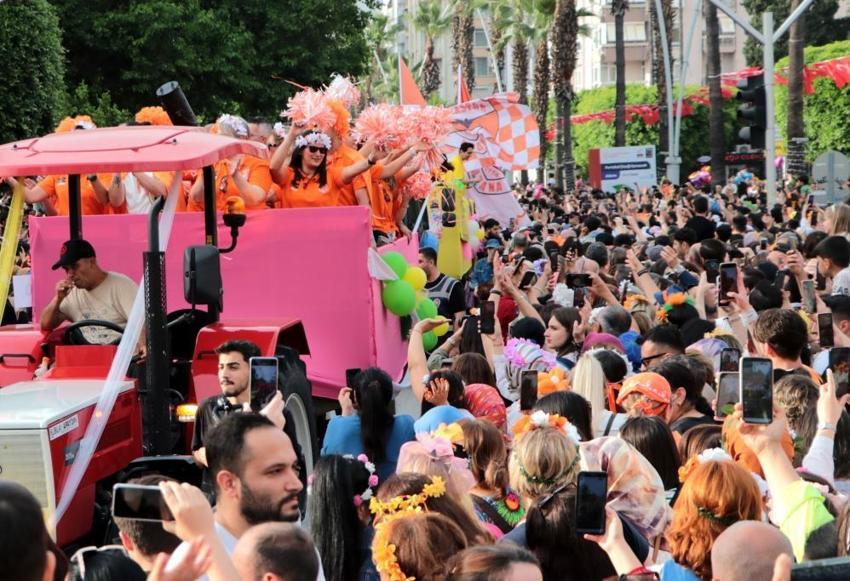 Türkiye'nin ilk ve tek karnavalı 13. kez kapılarını açtı! Dünyanın her yerinden akın ediyorlar: Festival coşkusu her yerde