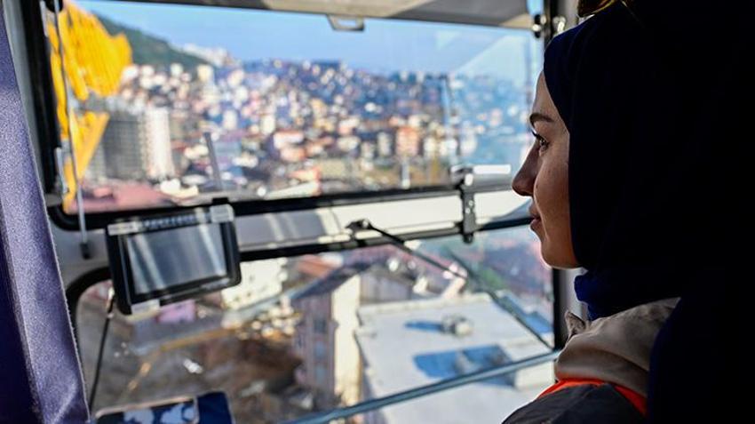 Babasını dinledi gözünü yükseğe dikti! 23 yaşındaki genç kız kule vinç operatörü oldu