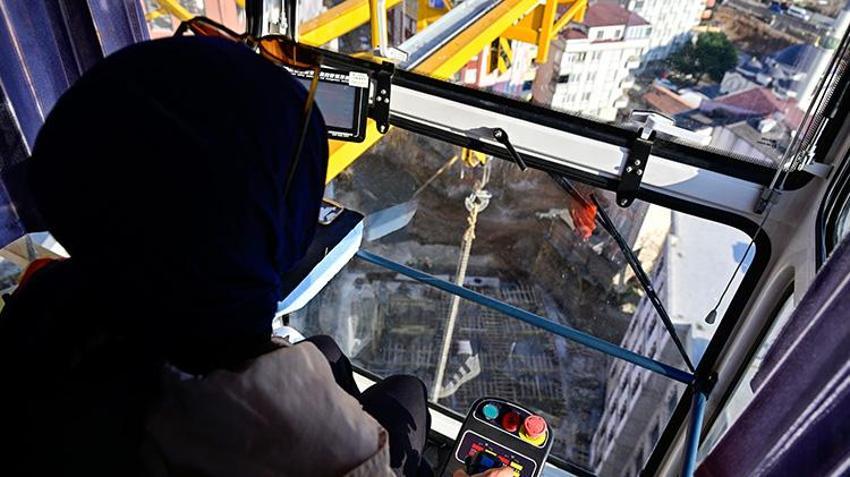 Babasını dinledi gözünü yükseğe dikti! 23 yaşındaki genç kız kule vinç operatörü oldu