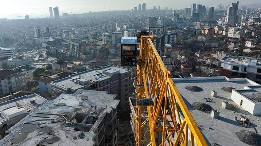 Babasını dinledi gözünü yükseğe dikti! 23 yaşındaki genç kız kule vinç operatörü oldu