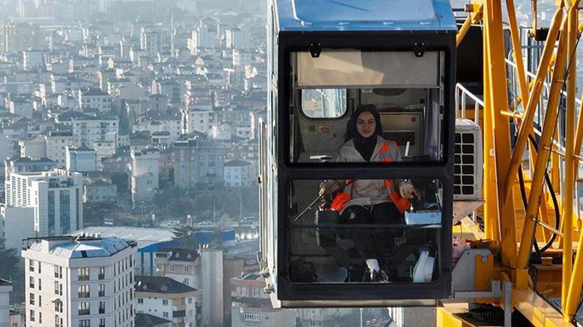 Babasını dinledi gözünü yükseğe dikti! 23 yaşındaki genç kız kule vinç operatörü oldu