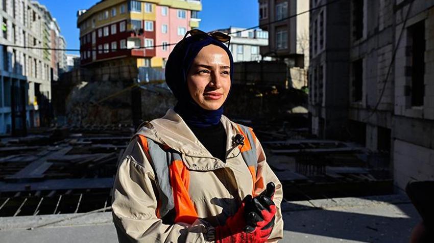 Babasını dinledi gözünü yükseğe dikti! 23 yaşındaki genç kız kule vinç operatörü oldu