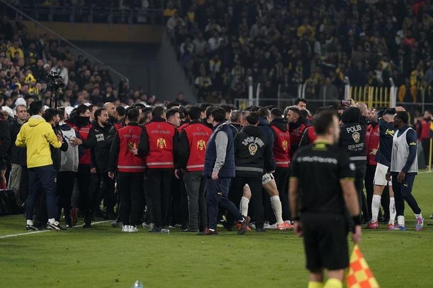 Fenerbahçe Galatasaray derbisinde skandal olaylar! PFDK sevkleri açıklandı: İşte Jose Mourinho'nun sevk maddesi