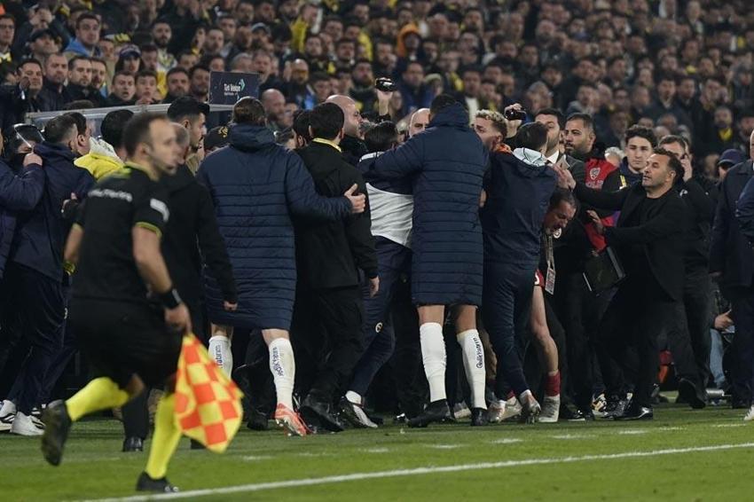 Fenerbahçe Galatasaray derbisinde skandal olaylar! PFDK sevkleri açıklandı: İşte Jose Mourinho'nun sevk maddesi