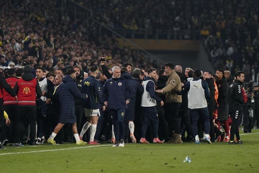 Fenerbahçe Galatasaray derbisinde skandal olaylar! PFDK sevkleri açıklandı: İşte Jose Mourinho'nun sevk maddesi