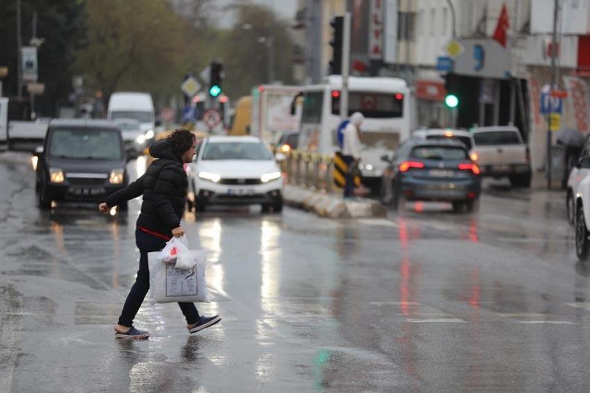 Sıcaklıklar düşüyor gök gürültü sağanak yağışlar geliyor! Meteoroloji 38 ili sel, sis ve toz taşınımına karşı uyardı