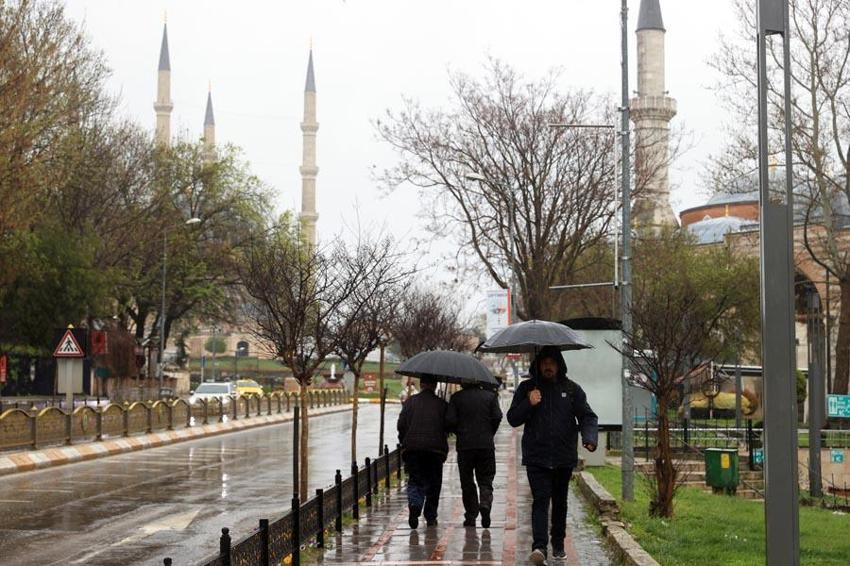 Sıcaklıklar düşüyor gök gürültü sağanak yağışlar geliyor! Meteoroloji 38 ili sel, sis ve toz taşınımına karşı uyardı