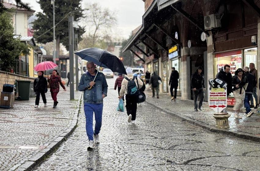 Sıcaklıklar düşüyor gök gürültü sağanak yağışlar geliyor! Meteoroloji 38 ili sel, sis ve toz taşınımına karşı uyardı