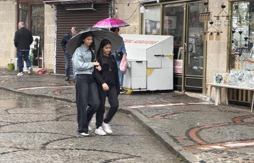 Sıcaklıklar düşüyor gök gürültü sağanak yağışlar geliyor! Meteoroloji 38 ili sel, sis ve toz taşınımına karşı uyardı