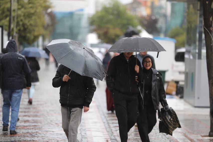 Sıcaklıklar düşüyor gök gürültü sağanak yağışlar geliyor! Meteoroloji 38 ili sel, sis ve toz taşınımına karşı uyardı