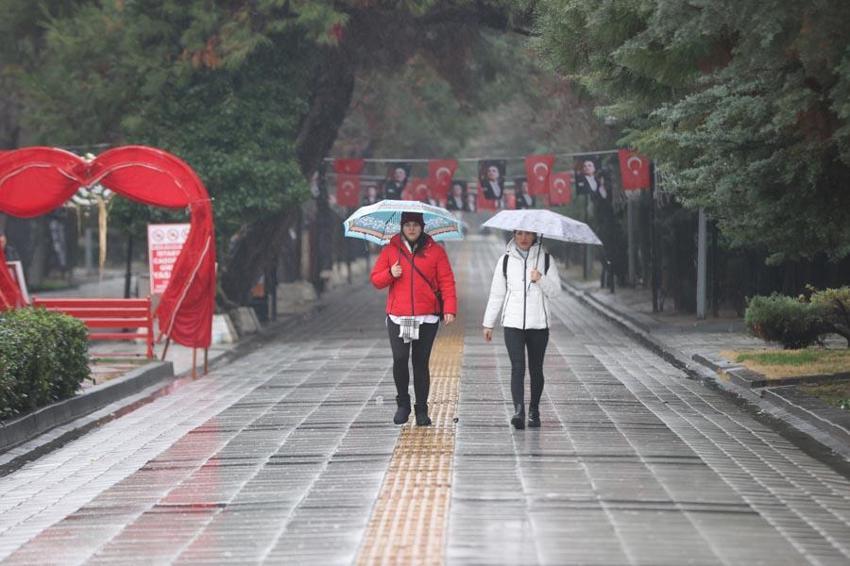 Sıcaklıklar düşüyor gök gürültü sağanak yağışlar geliyor! Meteoroloji 38 ili sel, sis ve toz taşınımına karşı uyardı