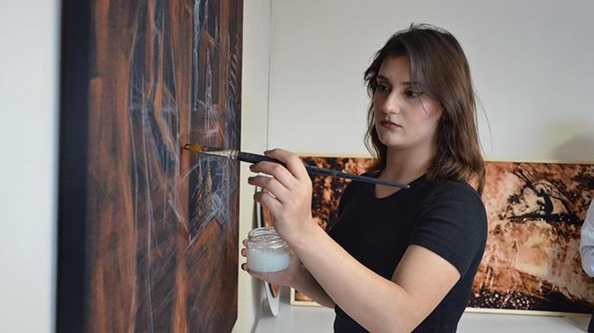 Evdeki temizlik malzemesi sanata dönüştü! Siyah kumaşta asit mucizesi ile görünmeyeni görünür kılıyor