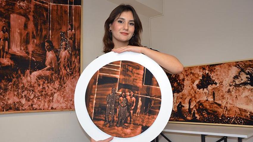 Evdeki temizlik malzemesi sanata dönüştü! Siyah kumaşta asit mucizesi ile görünmeyeni görünür kılıyor