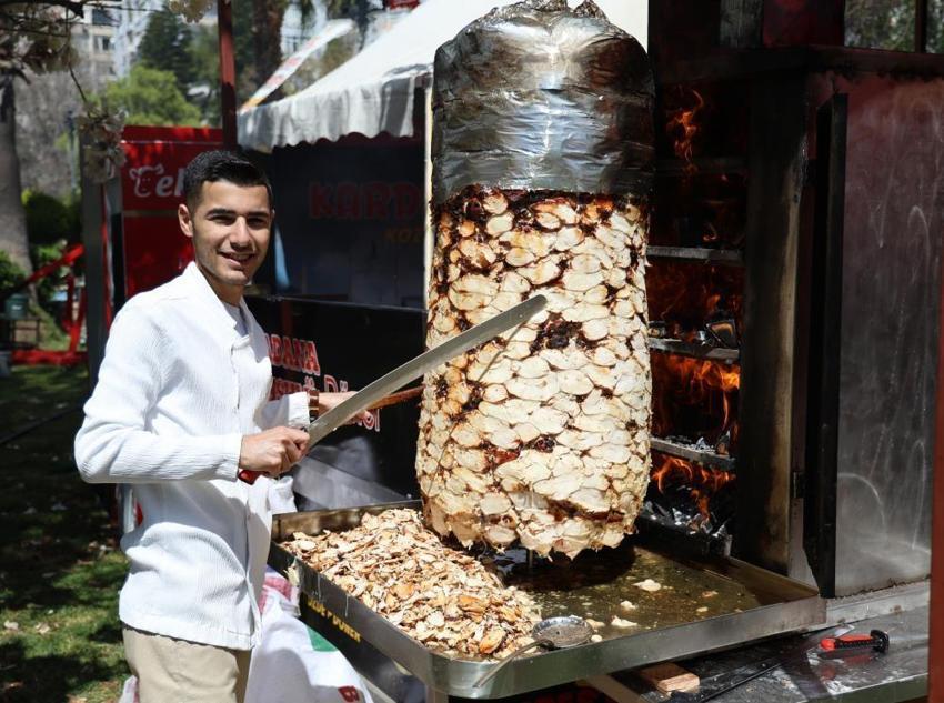 Dünya çocukları Adana'da buluştu: Portakal Çiçeği Karnavalı ziyaretçilerini bekliyor